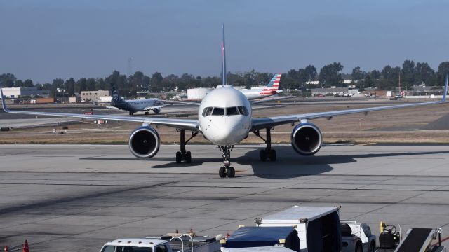 Boeing 757-200 (N688DL) - Turning into Gate 4