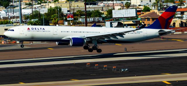 Airbus A330-300 (N805NW) - Landing RWY 26