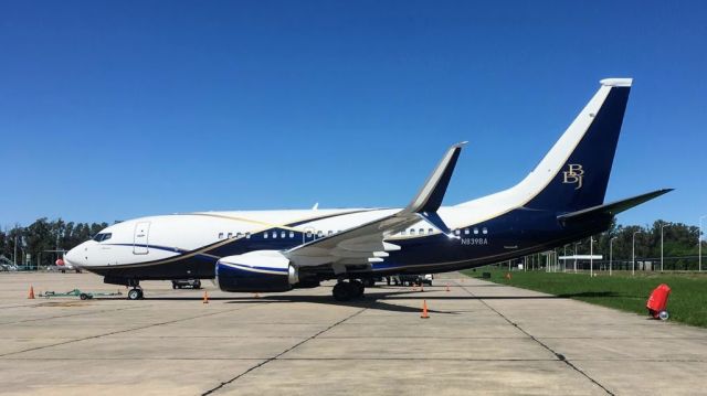 Boeing 737-800 (N389BA)