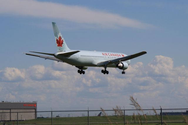 BOEING 767-300 (C-FMWP)