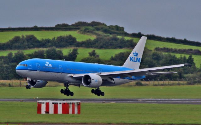 Boeing 777-200 (PH-BQE) - klm b777-2 ph-bqe about to land at shannon for a fuel top up while enroute from cali (colombia) to amsterdam 9/8/15.