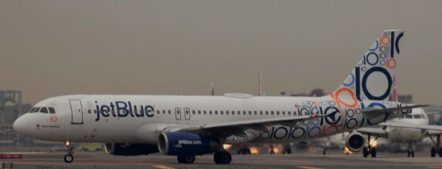 Airbus A320 (N569JB)