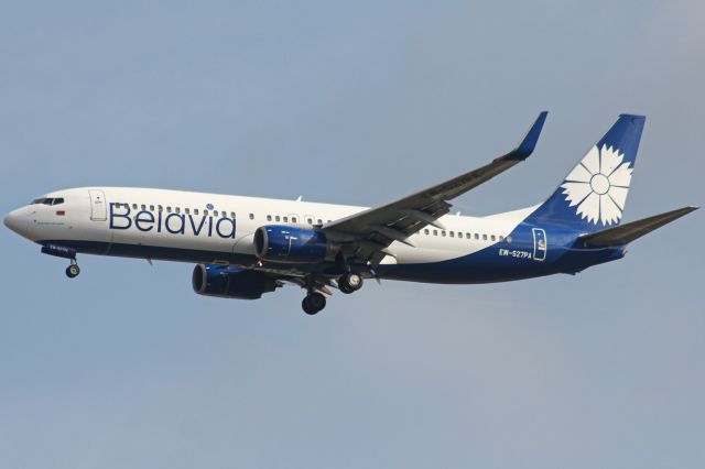 Boeing 737-800 (EW-527PA)