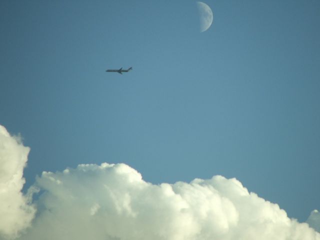 — — - Thunderstorm, Moon, And MD-88 at Chicago