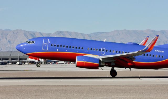 Boeing 737-700 (N716SW) - Arriving on 26L