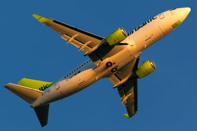 BOEING 737-300 (YL-BBY)