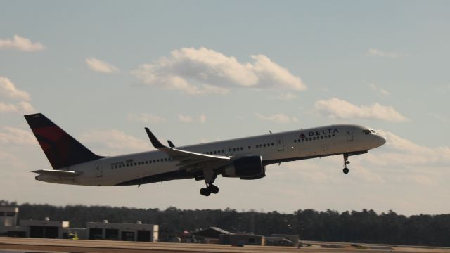 Boeing 757-200 (N665DN) - Taking off 27R at ATL on 02/25/2011