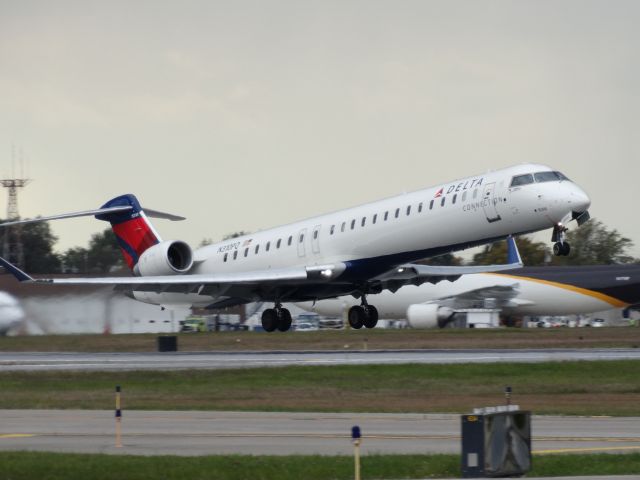 Canadair Regional Jet CRJ-900 (N310PQ)