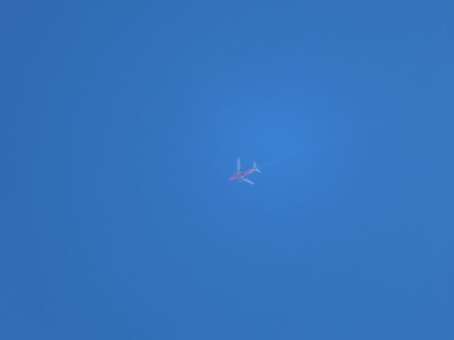 Boeing 737-700 (N284WN) - Southwest Boeing 737-700 en route to KSAT while leaking some sort of APU fluid