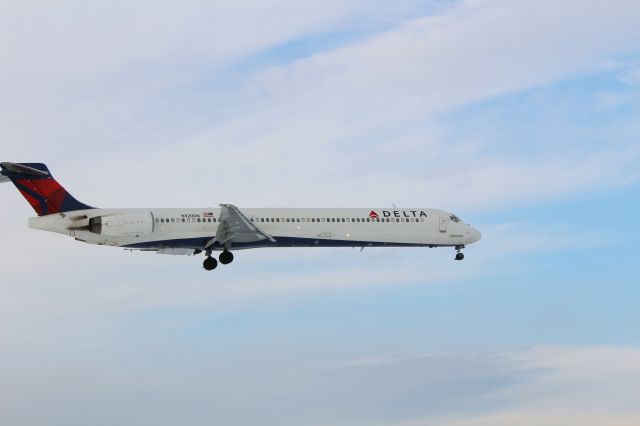 McDonnell Douglas MD-90 (N920DN)