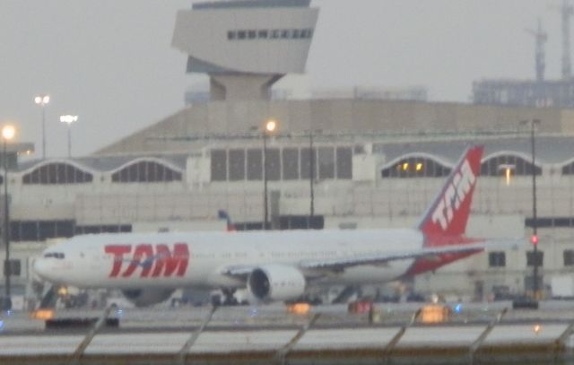 BOEING 777-300 (PT-MUJ) - Departing at dusk!