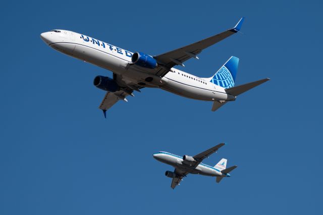 N39418 — - United B739 departing as a double with American's Piedmont retro livery