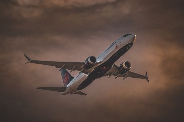 Boeing 737 MAX 8 (C-GMIQ)