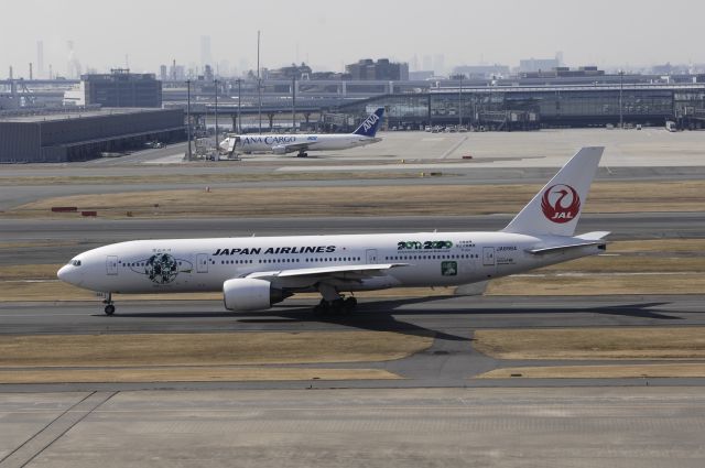 Boeing 777-200 (JA8984) - Taxi at Haneda Intl Airport on 2012/02/24 "Sky Eco Title"