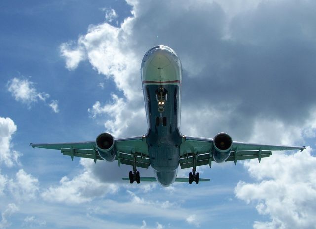 N917UW — - Coming in over Maho Beach!