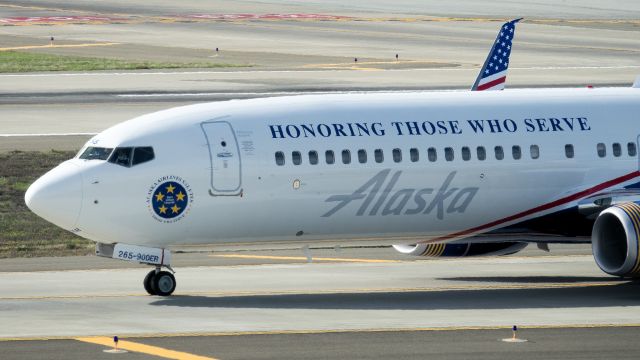 Boeing 737-900 (N265AK)