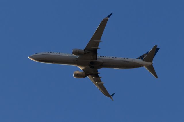 Boeing 737-900 (N69824) - United Airlines 737-900 taking off from PHX on 2/18/2022. Taken with a Canon 850D and Canon 70-300mm lens.