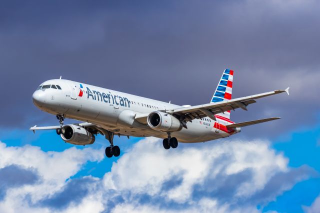 Airbus A321 (N546UW) - An American Airlines A321 landing at PHX on 2/26/23. Taken with a Canon R7 and Tamron 70-200 G2 lens.