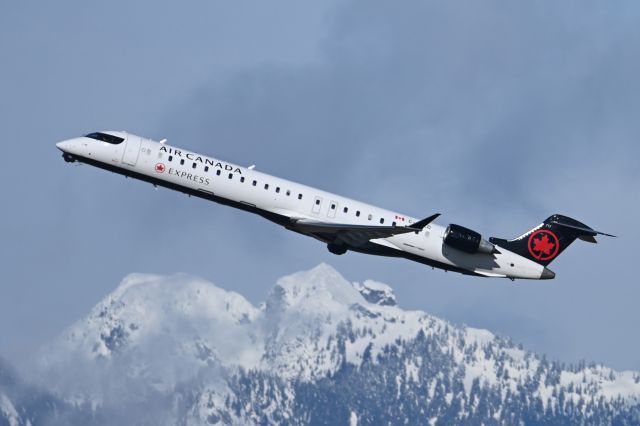 Canadair Regional Jet CRJ-900 (C-FJZD)