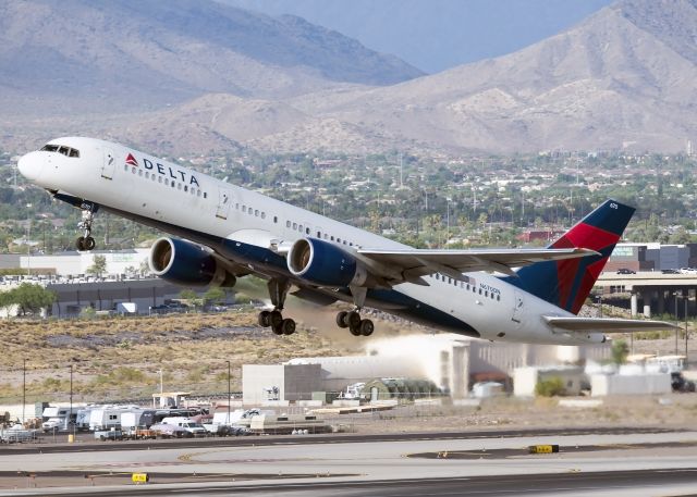 Boeing 757-200 (N670DN)