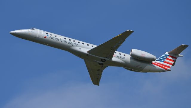 Embraer ERJ-145 (N640AE) - An American Eagle ERJ-145 climbing out after departing runway 34 at Richmond International Airport. This one got up quite a bit faster than most of the other a/c did, but luckily I was still able to get a good shot of it.