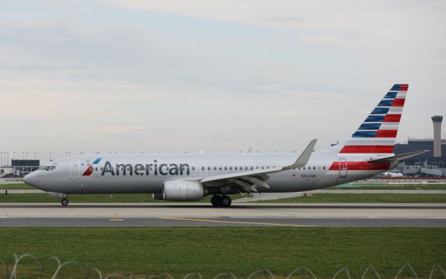 Boeing 737-800 (N894NN) - AAL2218 arriving from KSEA