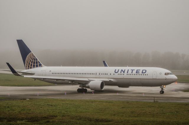 N677UA —