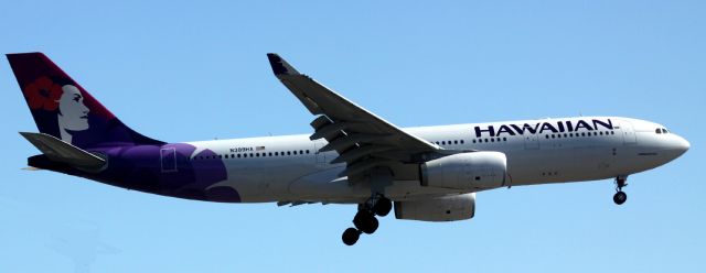 Airbus A330-200 (N389HA) - Arrival from HNL,  08/08/2012