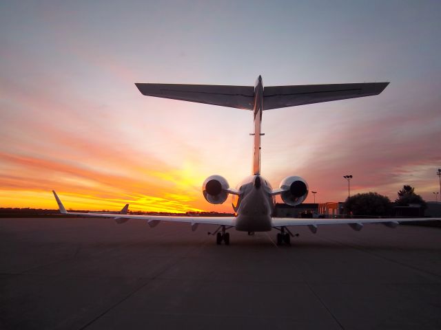 Bombardier Challenger 300 (N900WY)