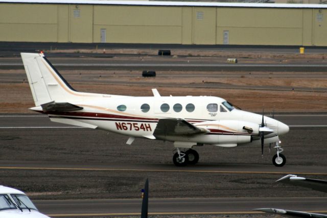 Beechcraft King Air 90 (N6754H) - 27-Oct-09