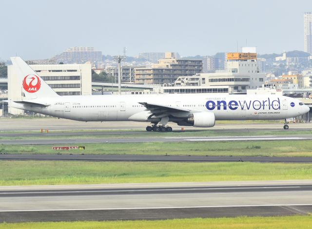 BOEING 777-300 (JA752J)