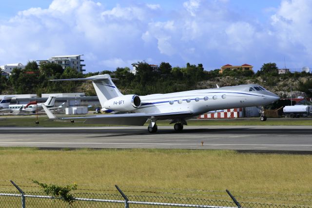 Gulfstream Aerospace Gulfstream V (P4-BFY) - P4-BFY landing at TNCM St Maarten