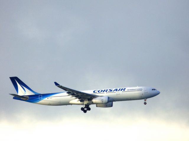 Airbus A330-300 (F-HSKY) - Pointe du Bout Trois Ilets, le SS924 est en final dans la baie de Fort de France pour se poser à Aimé Césaire