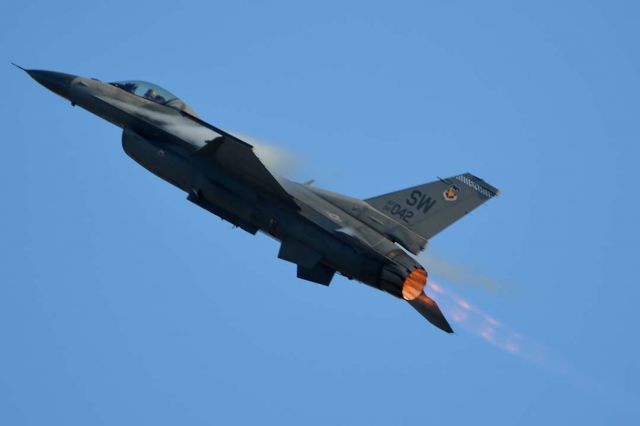Lockheed F-16 Fighting Falcon (94-0042) - General Dynamics F-16C Block 50 "Viper" 94-0042 of the 20th Fighter Wing at Chion, California on April 29, 2016.