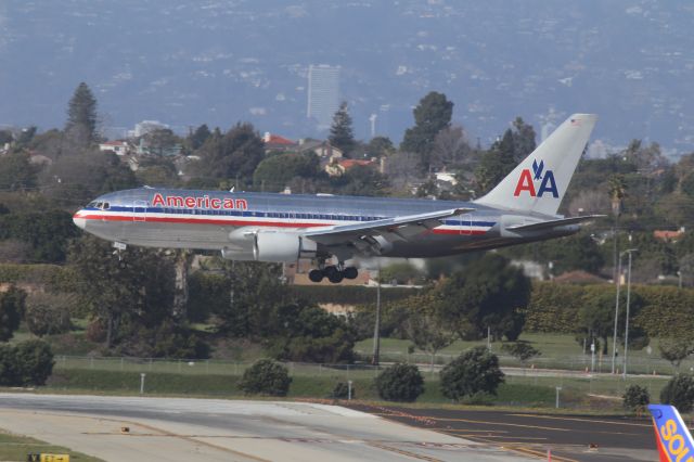 BOEING 767-200 (N329AA)