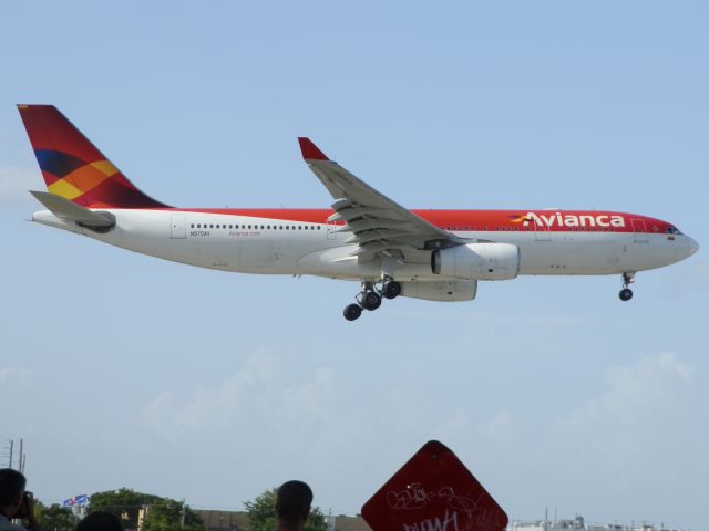 Airbus A330-200 (N975AV)