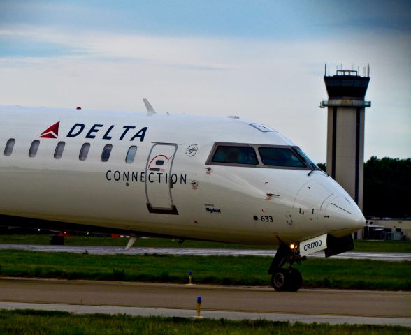 Canadair Regional Jet CRJ-700 (N633SK)