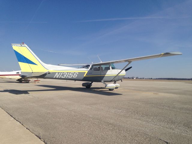Cessna Skyhawk (N13156) - Paint was slightly faded. Waxed it and WOW! It looked about 15 years newer! Nice airplane and the paint grew on me. Loved this airplane.