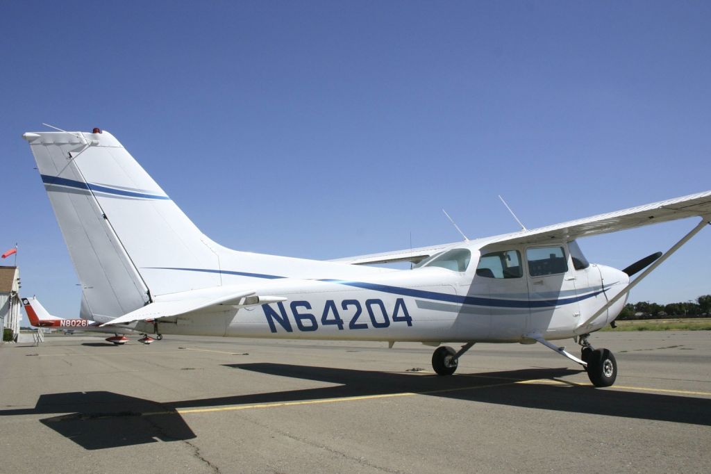 Cessna Skyhawk (N64204) - On the ramp at Los Banos Municipal, after a coffee run in June 2008.