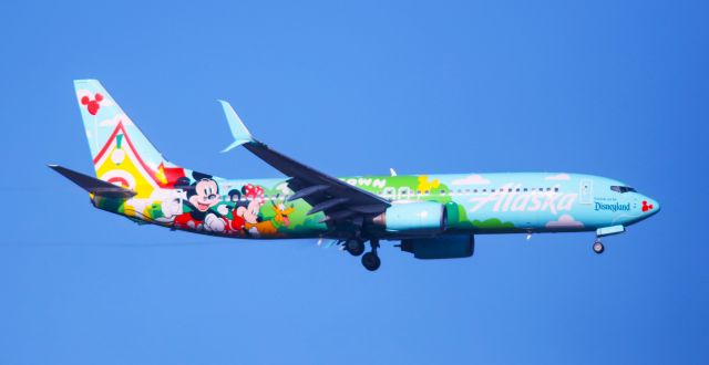 Boeing 737-800 (N565AS) - SAN "Disney Toon Town" 4-13-24