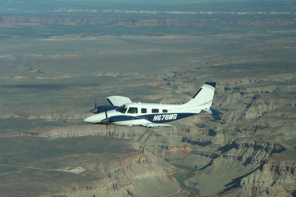 Piper Seneca (N678MG)