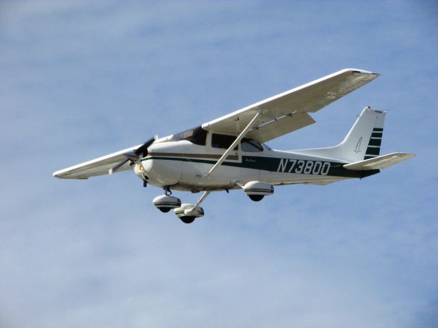 Cessna Skyhawk (N73800) - Landing RWY 24