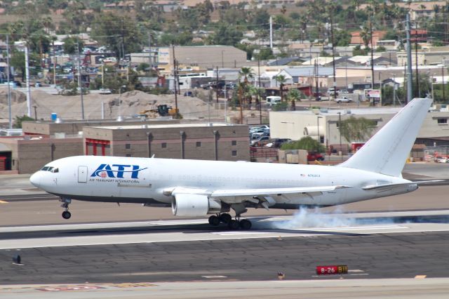 BOEING 767-200 (N762CX)