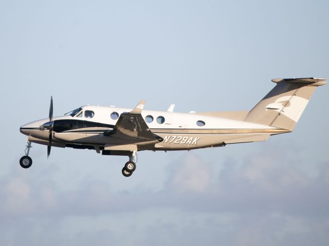 Beechcraft Super King Air 300 (N729AK) - A King Air 300 taking off runway 06.