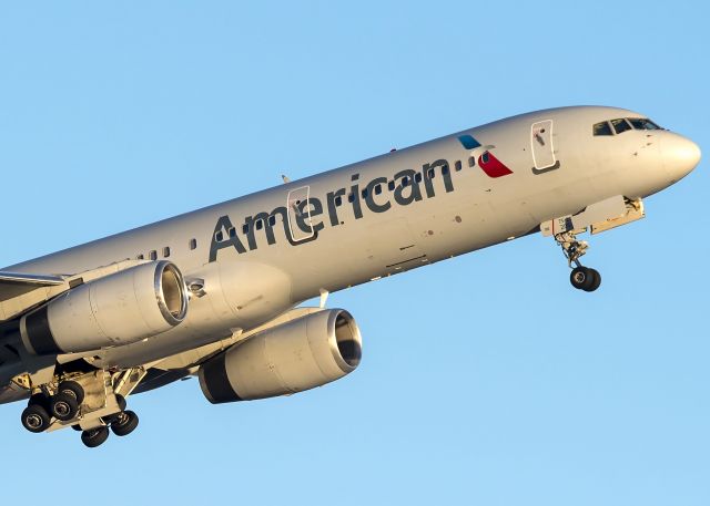 Boeing 757-200 (N206UW)