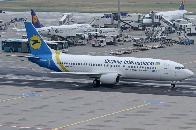 BOEING 737-400 (UR-GAP)