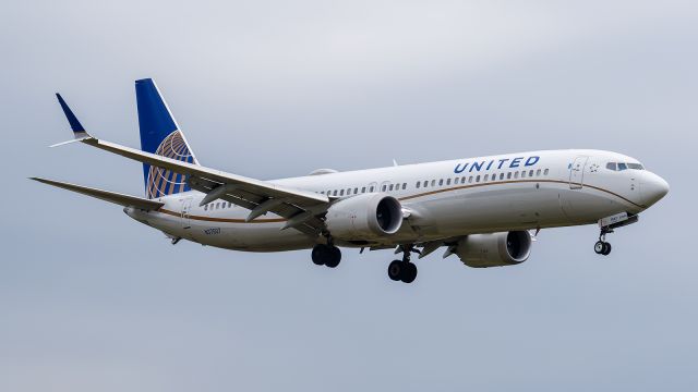 Boeing 737 MAX 9 (N37507) - UAL1568 a passenger flight into KSBN for the USC VS ND Game.