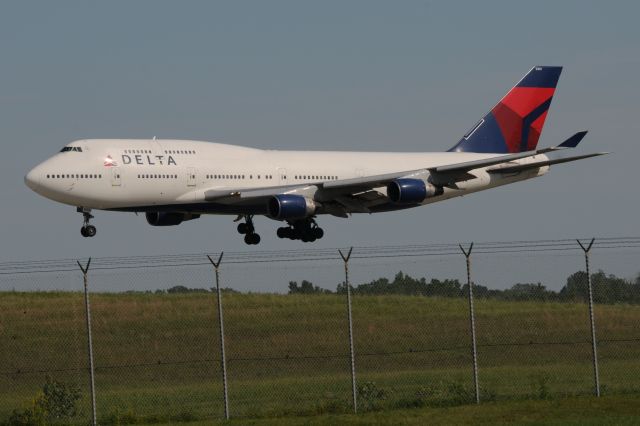 Boeing 747-400 (N661US)