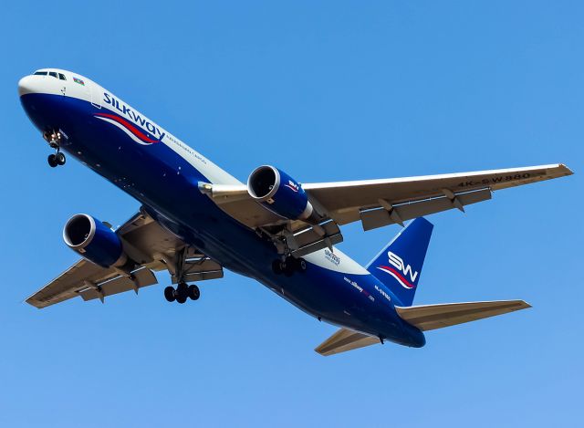 BOEING 767-300 (4K-SW880)