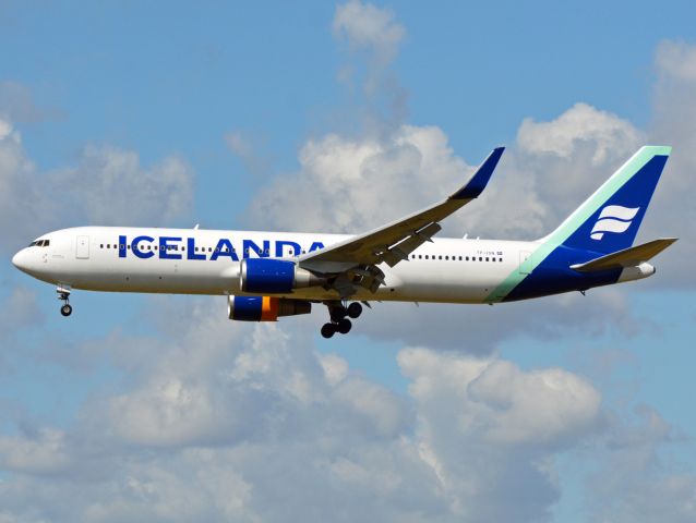 BOEING 767-300 (TF-ISN) - Kystvejen RWY22L